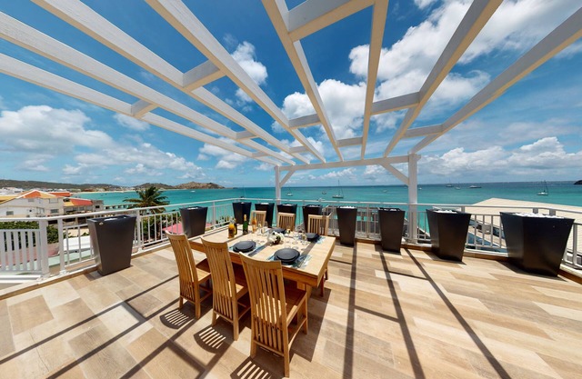 Walee Beach Penthouse 2 br top roof in Grand Case Beach, pool, free parking