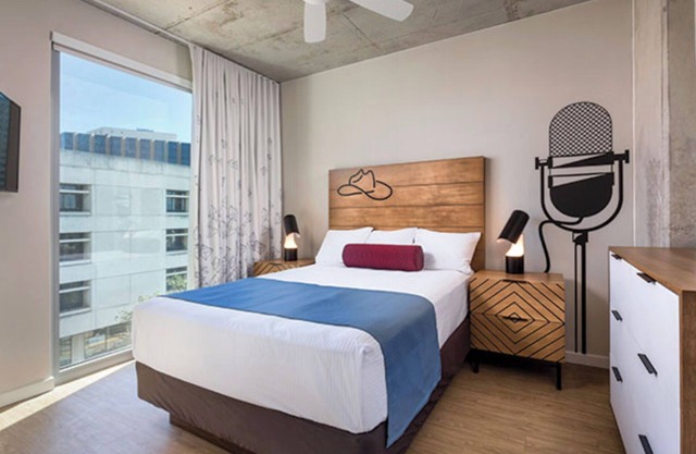 Walk to 6th St! Resort ~ w/Rooftop Pool! ~ Sleeps 6 ~ Wyndham Austin!
