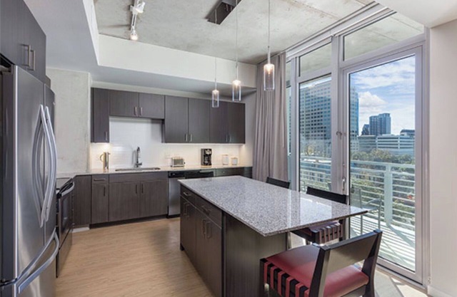 Walk to 6th St! ~- Rooftop Pool! ~ Wyndham Austin resort in the heart of Austin