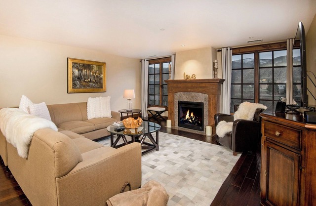 Walk to Avon | Free Shuttle to the Slopes | Pool & Hot Tub!