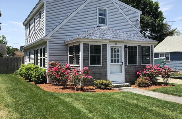 Walk to beach. 6 Bedroom Cottage. Sleeps 12.
