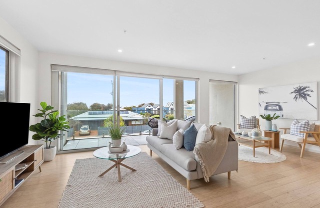 Walk to Beach and shops, Spacious, Ocean Views