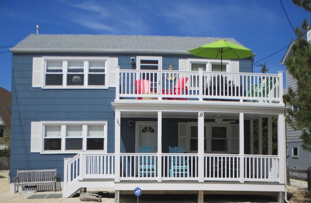 Walk to beach , bay, shopping & restaurants , sunset views at the end of our st