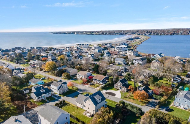Walk to beach corner lot, 5 bed large yard