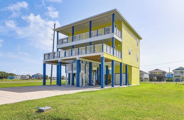Walk to Beach: Group Getaway in Galveston!