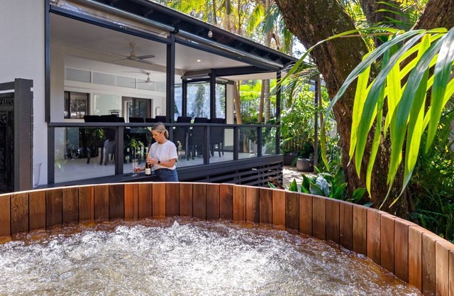 Walk to beach, hot tub & firepit