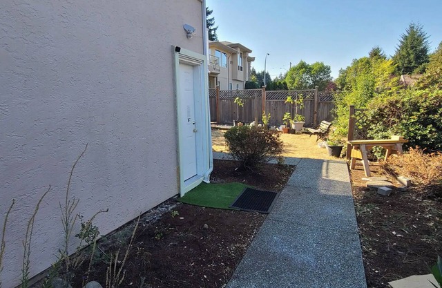 Walk to beach, shopping. Private room with bathroom, close to shopping, hiking