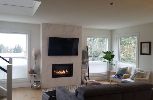 Walk to beach, winery, farm markets... Modern executive house w/yard