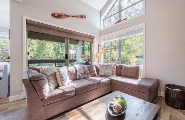 Walk to Creekside Gondola | BBQ | Pets | Free parking