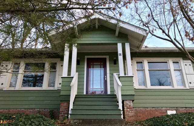 Walk to Downtown from Charming Cottage, in Historic Montford 30 Day Minimum Stay