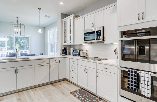 Walk to Fish Haul Beach - brand-new home with multiple decks, AC & fast WiFi