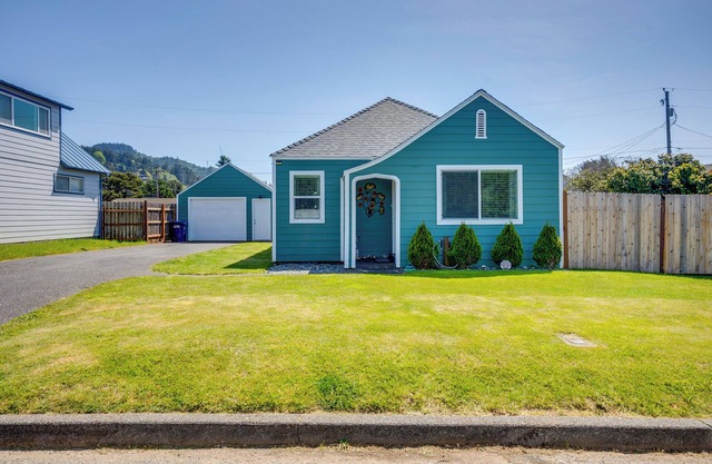 Walk to Gold Beach: Charming Cottage w/Yard!