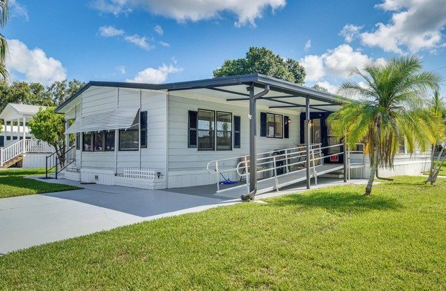 Walk to Indian River From Pet-Friendly Home!