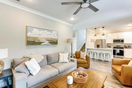 Walk to Lake Martin Water-View Retreat with Deck!