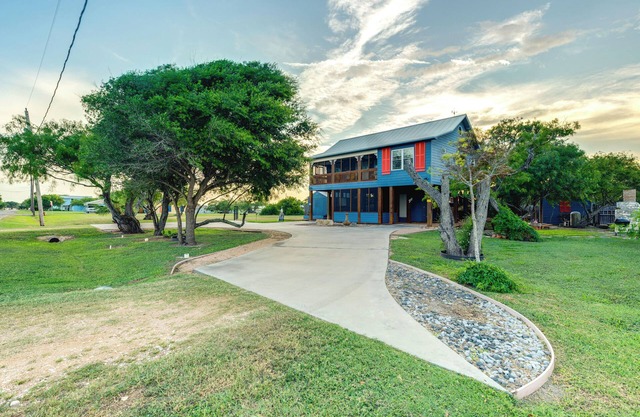 Walk to Pier: Bayside Getaway w/Screened Balcony