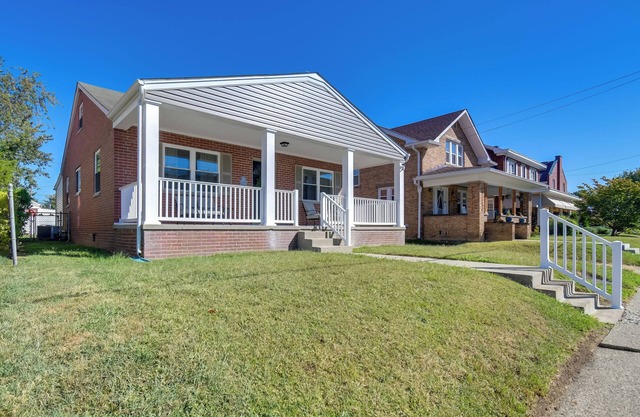 Walk to Ritter Park: Renovated Home Near Marshall!
