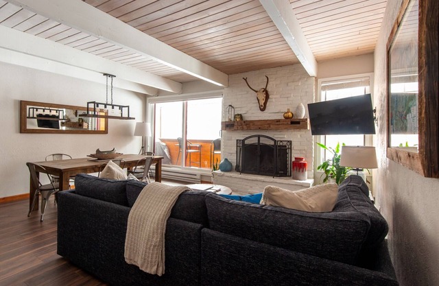 Walk to Ski Lifts & Town! Pool, Hot Tubs, Games, Mtn Modern, & Free Parking!