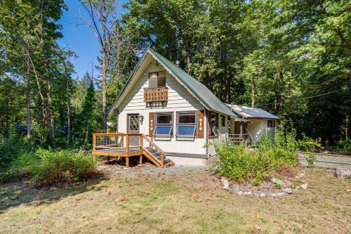 Walk to Skykomish River Wooded Escape with Fire Pit