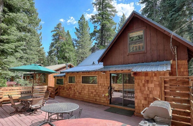 Walk to Tahoe Park Private Beach, Hot Tub, Dogs OK- Cedar Crest