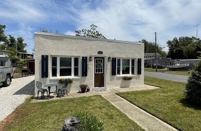Walk to the Beach and Marina! Family and dog friendly in Fortescue NJ!