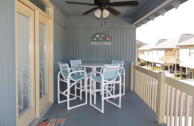 Walk to the Beach Guest Cottage with Full Kitchen!