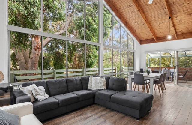 Walk2Everything is within walking distance of the main shopping centre, cafes, the river, and more.