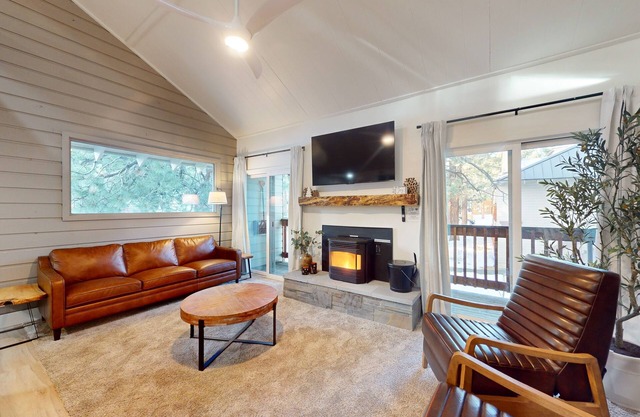 Walkable Corner Condo w/Fireplace & Shared Pool/Hot Tub/Sauna/Tennis