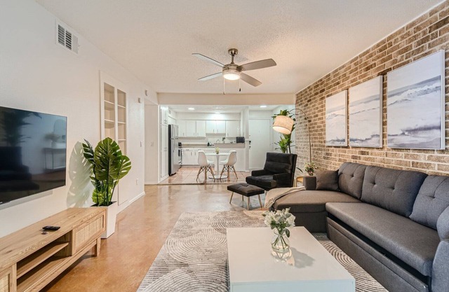Walkable Dtwn 2B Getaway | Sleeps 6 | Pool, Prkg