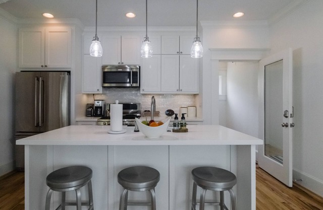 Walkable Historic Heights New Garage Apartment