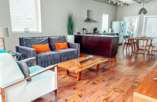 Walkable to Tanger and Coffee Shop!