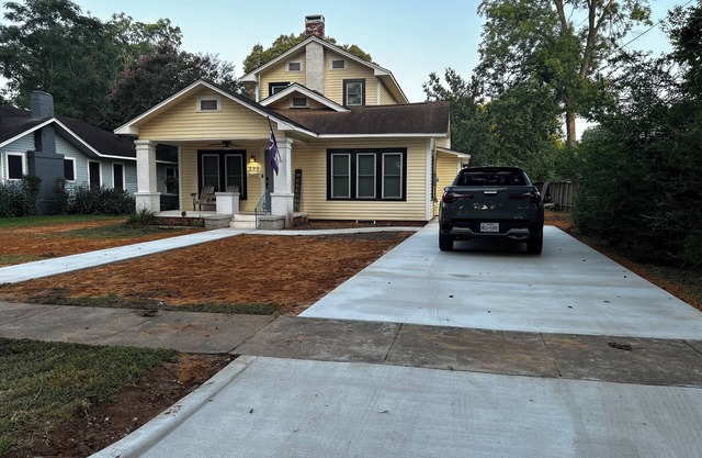 Walkabout on Walker- pet friendly 2 story 3-bed house steps to the brick streets