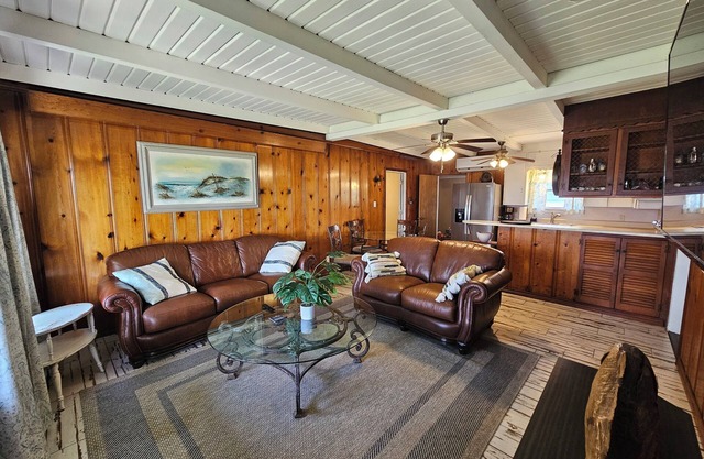 Walking distance to food, ice, bars, 3-bedroom 2 ba house in Matagorda sleeps 8