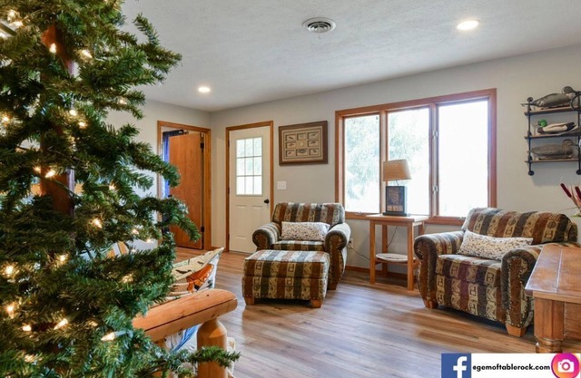 Walking distance to swim beach, boat launch, marina & restaurant! Space for 21!