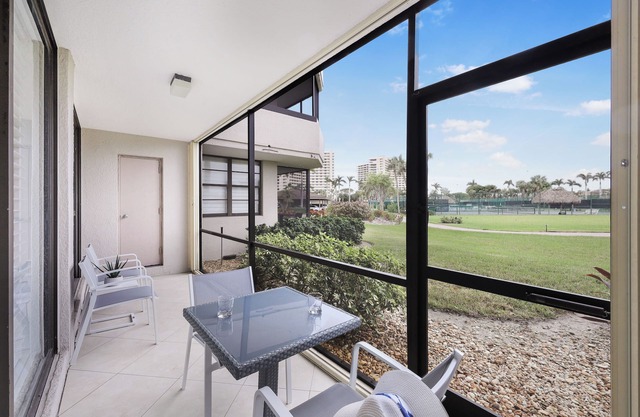 Walkout condo w/beach access/pool/tennis/grills