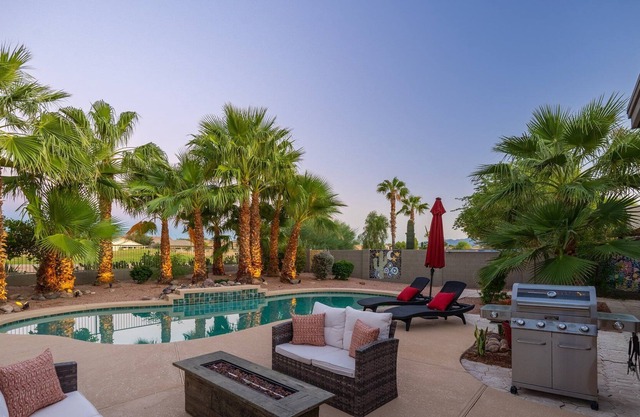 Warm&Cheery! Near Stadium, Golf, Bball, AFB w POOL