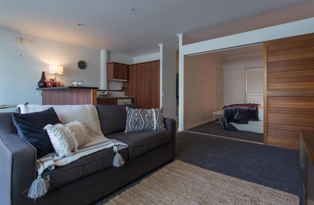Warm & inviting 1 bedroom Apartment in the Viaduct Harbour