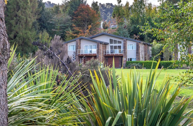 Warm, spacious & modern Ohakune retreat - private outdoor spa pool, free wifi