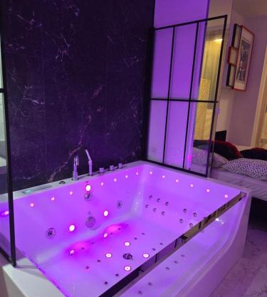 WARSZAWA CHMIELNA PRESTIGE HOME SPA APARTMENTS with Jacuzzi in the Heart of the City