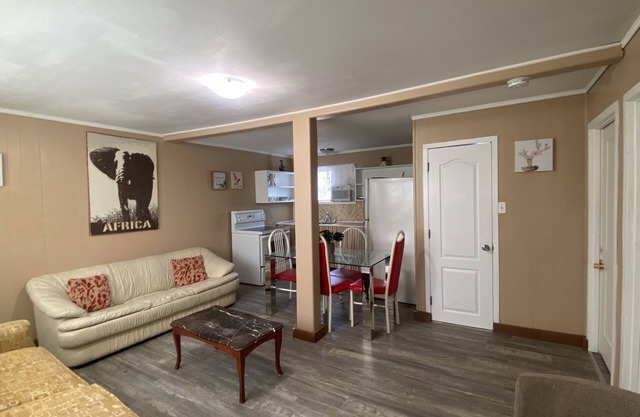 Wasaga Beach Walk to Main Beach Free Parking Free Wi-Fi