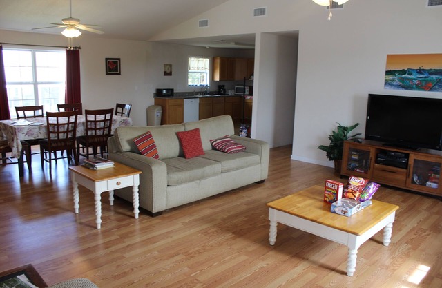Water Front Beach House on the Bay, Boat Launch, WiFi, and Great Sunset Views