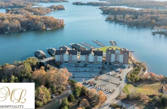 Water front king beds resort w/ amenities at Mariners Landing