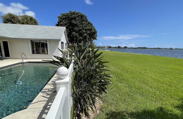 WATER FRONT LAKE House. Near Beach and Downtown!