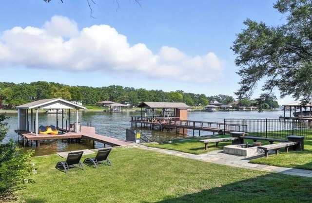 Water Front Lake Cabin Pet Friendly and FREE Paddle Boat and Kayaks!