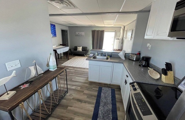 Waterfront 2BR Retreat ~7mi to French Qtr~ Parkingnpelicans roost