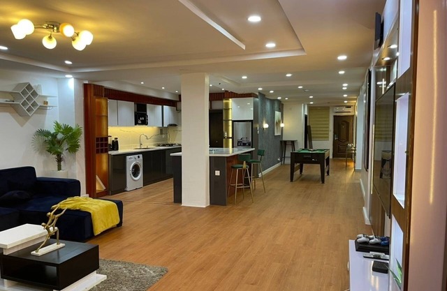 ❤WATERFRONT 3BR APARTMENT W/FREE PARKING WiFi NETFLIX SWIMMING POOL 65 Smart TV