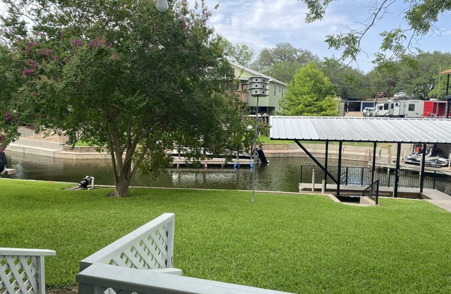 Waterfront 5/3 roomy home, constant level Lake LBJ, jet ski ramp & covered porch