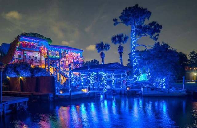 Waterfront 5BR w/Game Room, Near Space Center