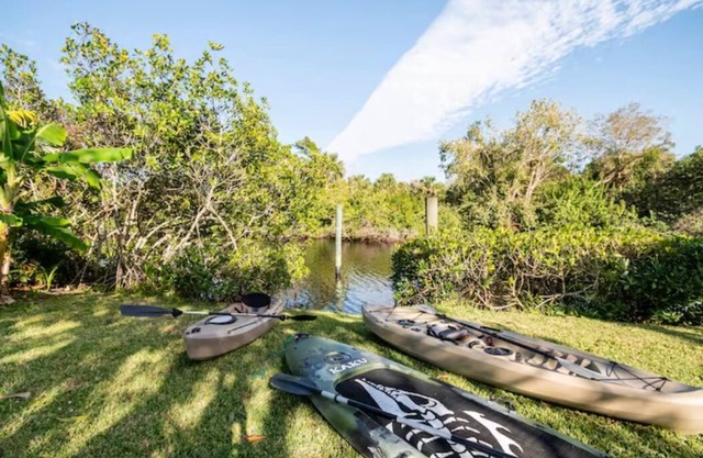 Waterfront "a fisherman's dream home" 3/2 with kayaks
