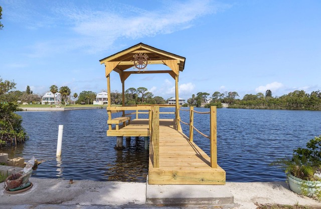 Waterfront Angler’s Paradise, 3BR/2.5BA w/Dock, Boat Ramp, Kayaks, HorseShoes, CornHole, Ping Pong