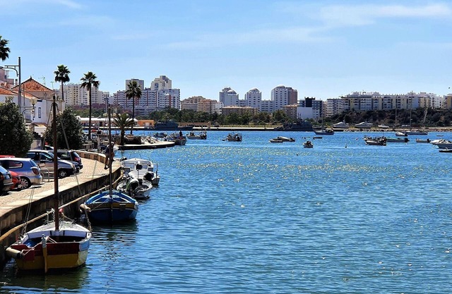 Waterfront, big terrace, hot tub & 200 m to beach